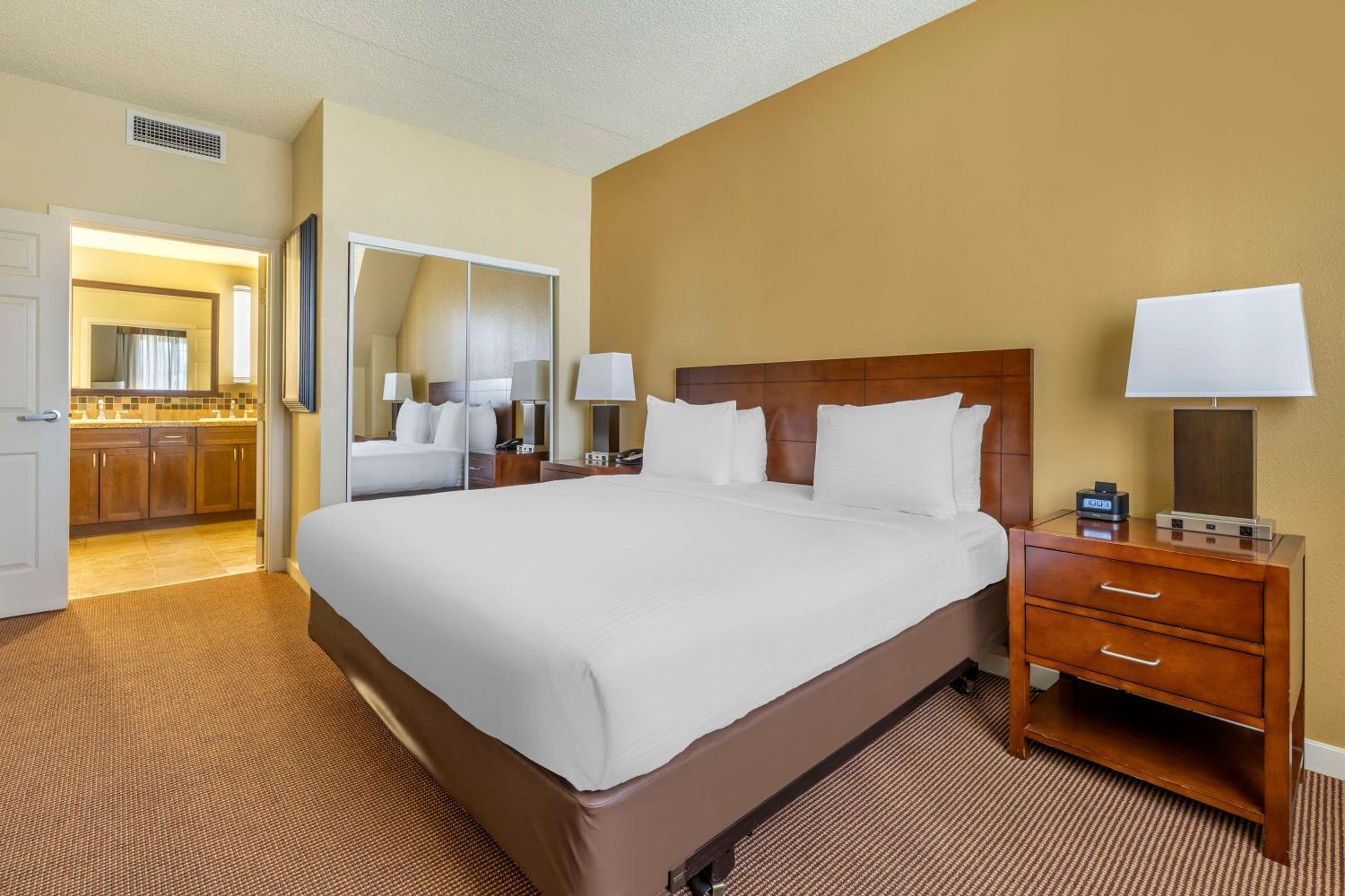 غرفة بسرير كينج بغرفة نوم واحدة مع أريكة بحوض استحمام لذوي الإعاقة، Hilton Vacation Club Lake Tahoe Resort South 2/7