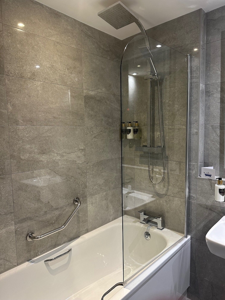 De Vere Cotswold Water Park 65/68