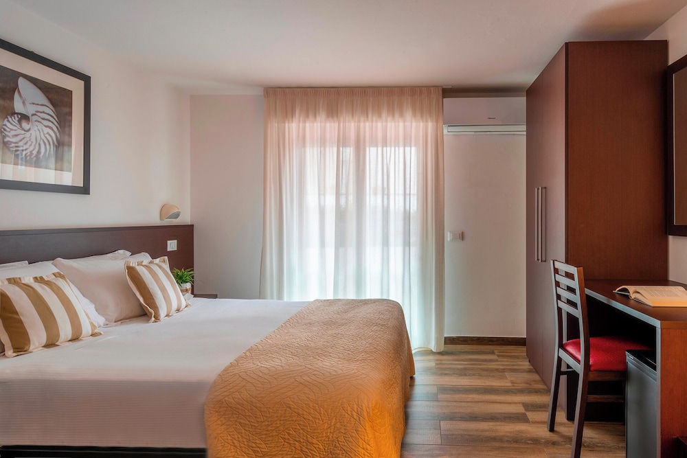 ROOM, DOUBLE OR TWIN BED