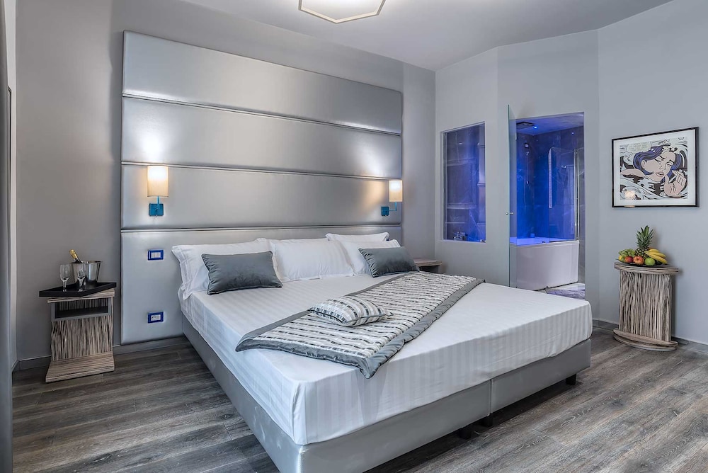 ROMANTIC, QUEEN BED, JETTED TUB