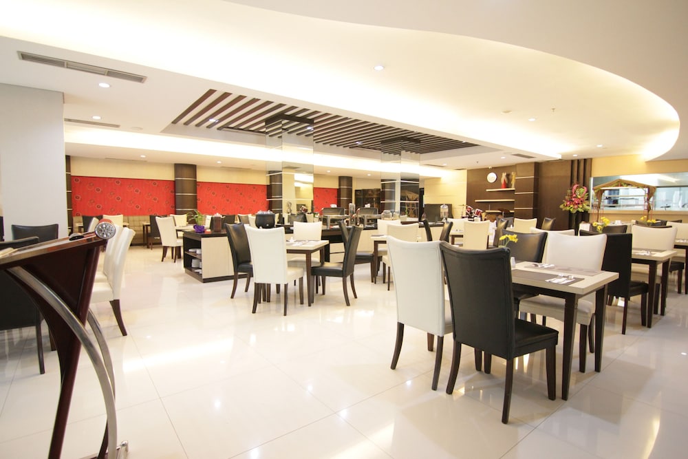 Megaland Hotel 45/53