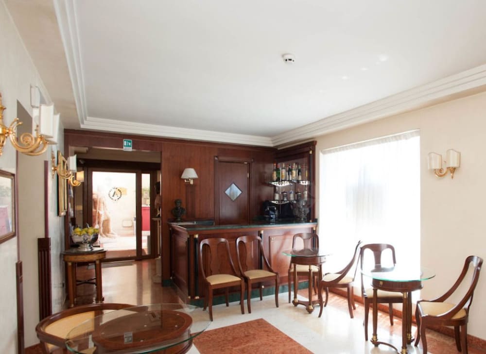 Aurelius Art Gallery Hotel 52/54
