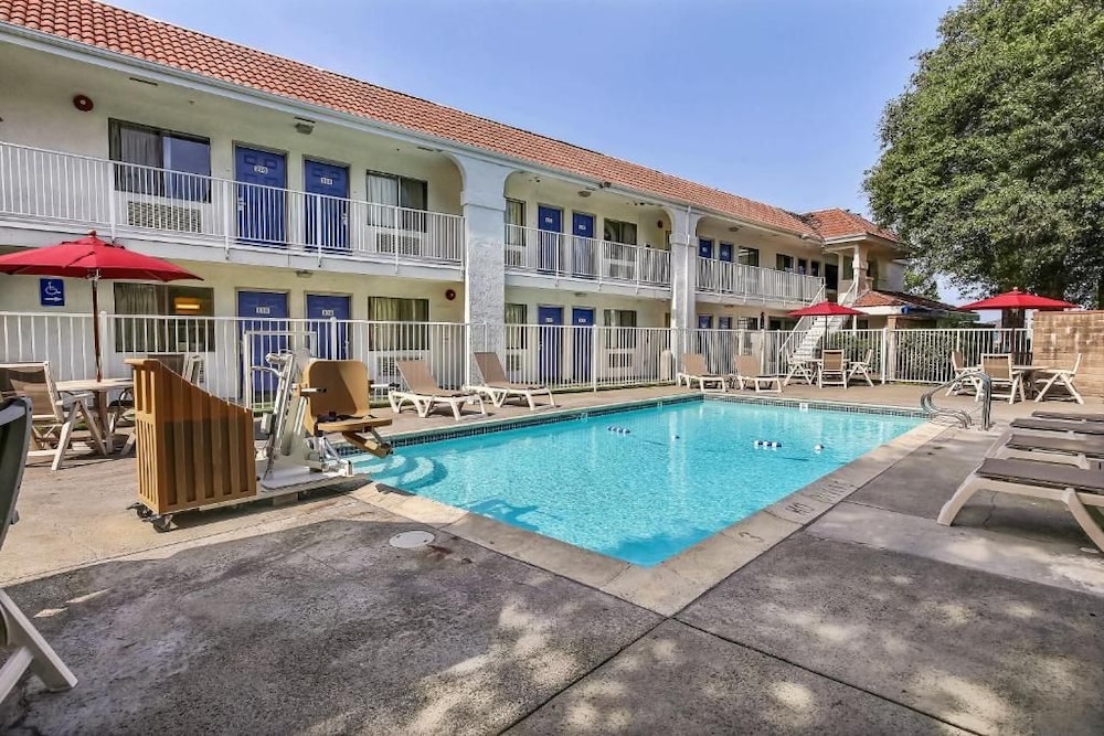 Motel6 Pinole, CA 12/40