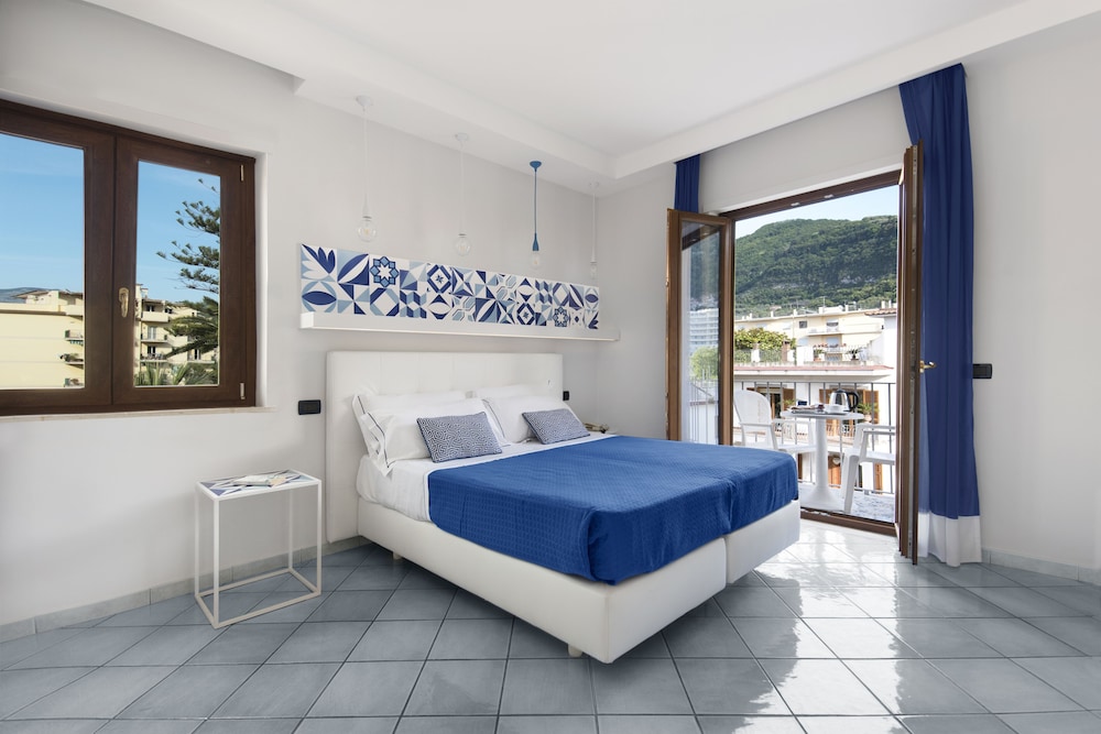 ROOM, DOUBLE BED