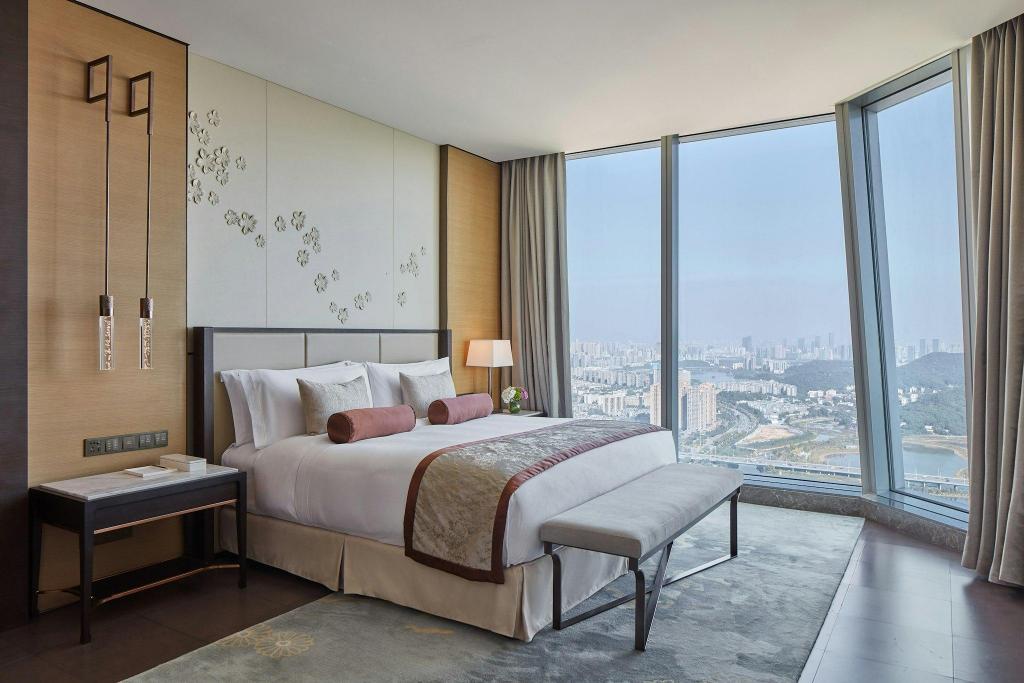 Jin Mao, Premier, Suite, King Bed, Lake View