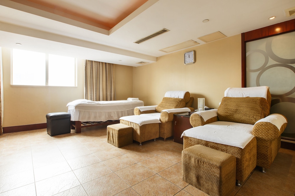 GRAND ROYAL HOTEL 16/24
