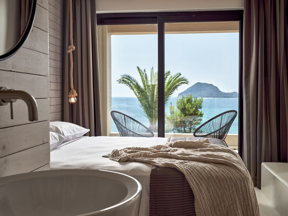 EXECUTIVE, SEA VIEW, PRIVATE POOL