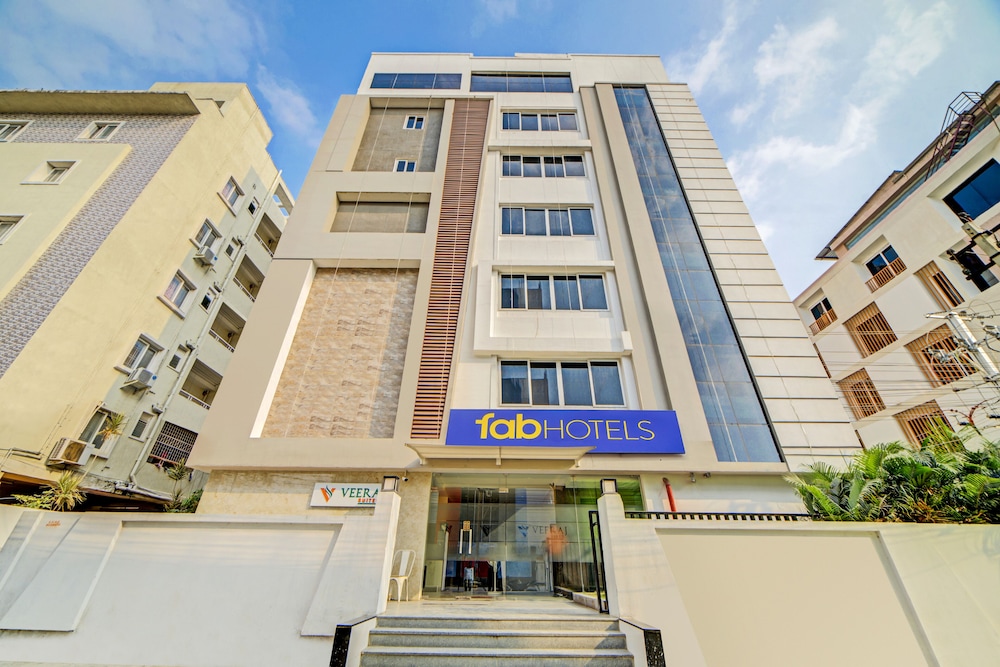 Oyo 14745 Veeraj Suites 1/50