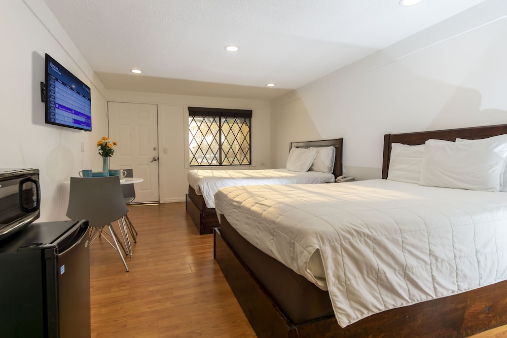STANDARD, 2 QUEEN BEDS, CITY VIEW