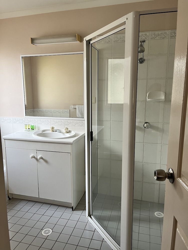 Nepean Shores Riverside Resort & Conference Centre 43/45