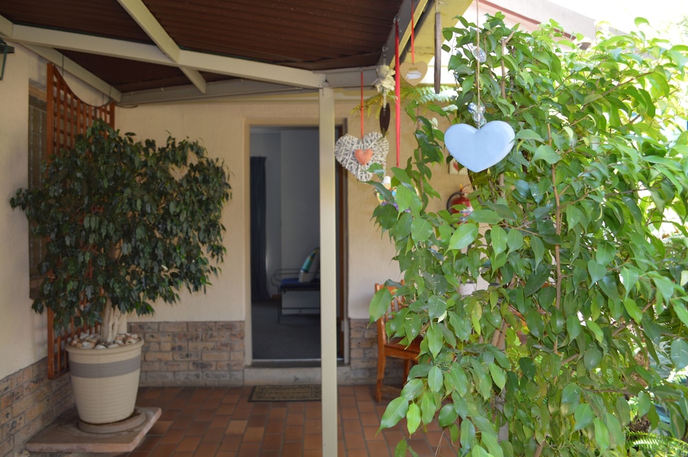 Aandbloem Guest House 33/35