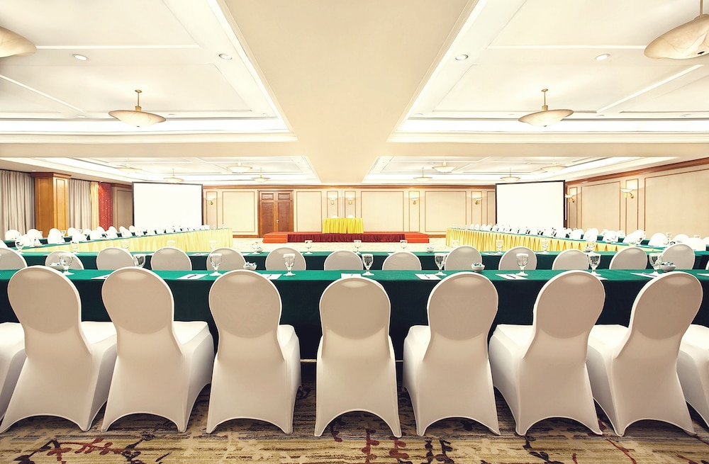 Menara Peninsula Hotel 38/46