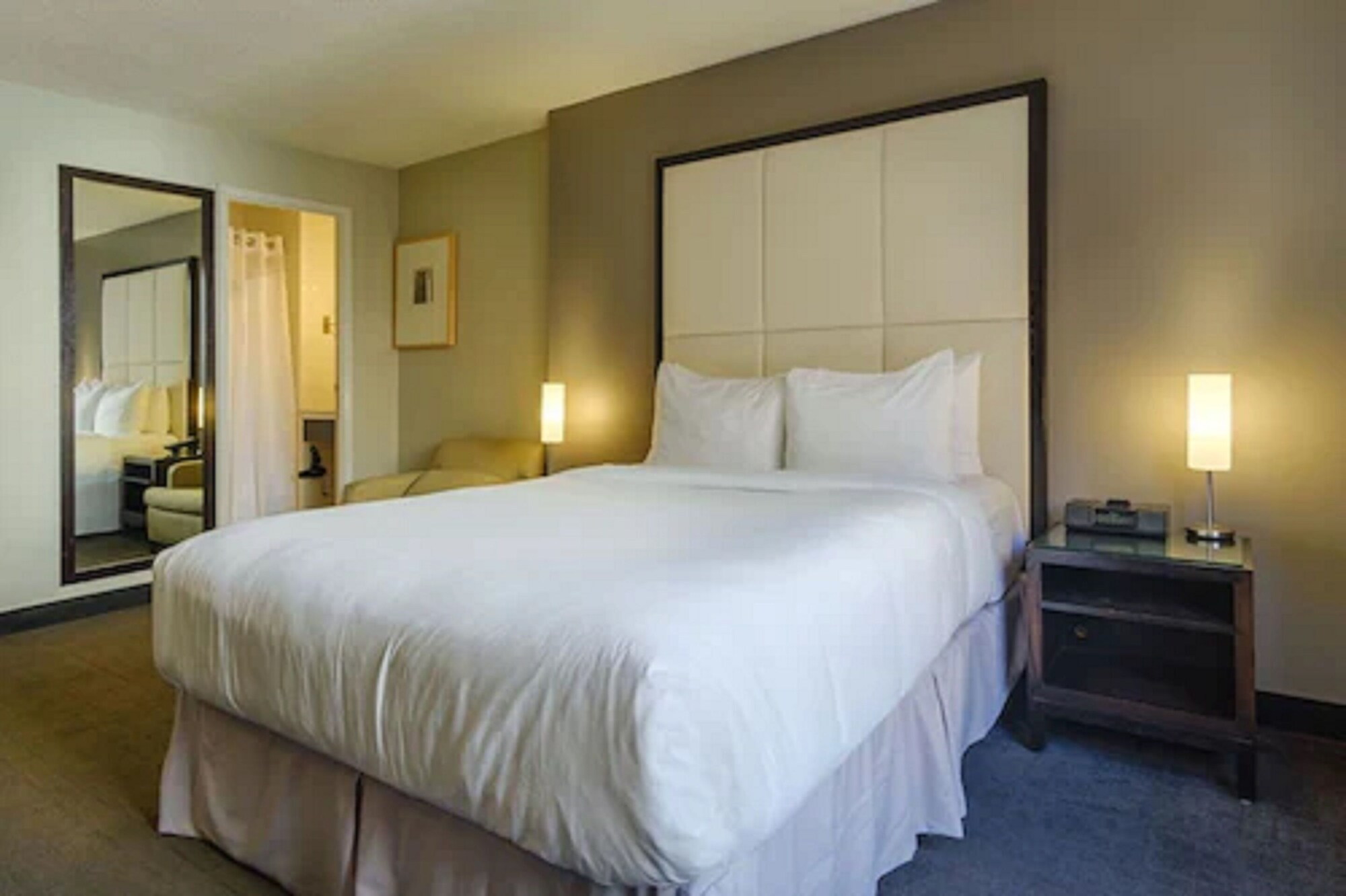 INTIMATE, QUEEN BED