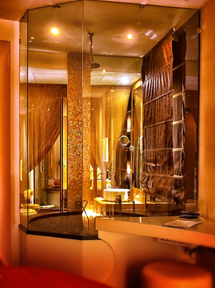 Hotel Exclusive 13/84