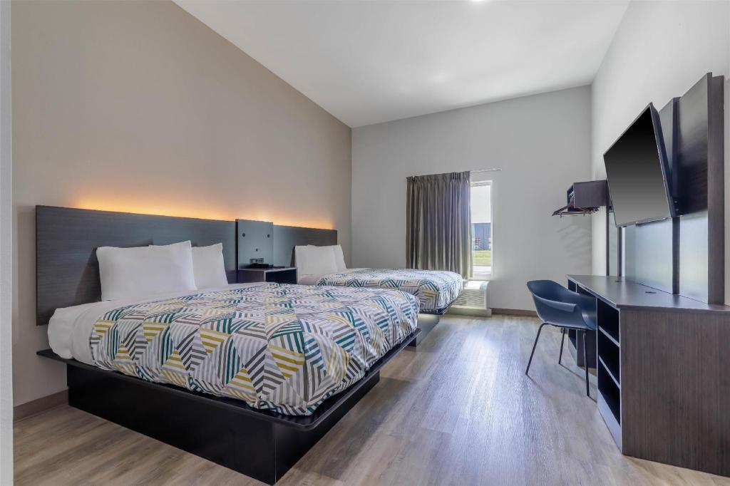 2 Queen Beds - Hearing Accessible, Kitchen