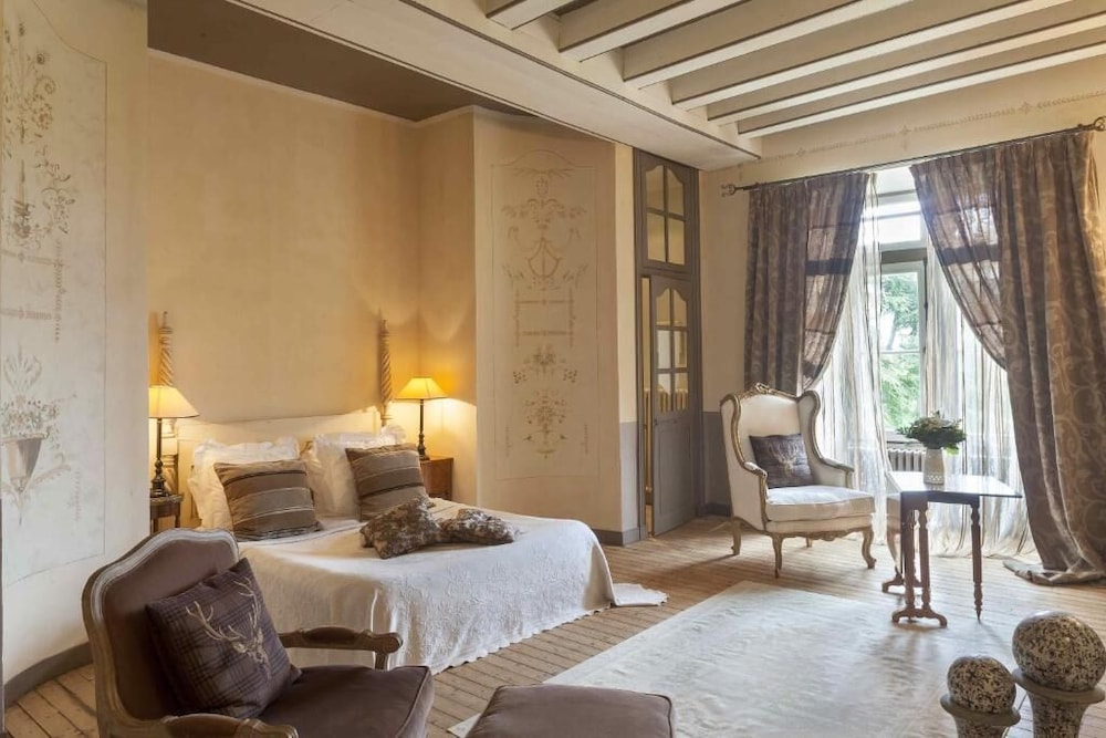 Castle, Prestige, 1 Queen and 1 Single Bed