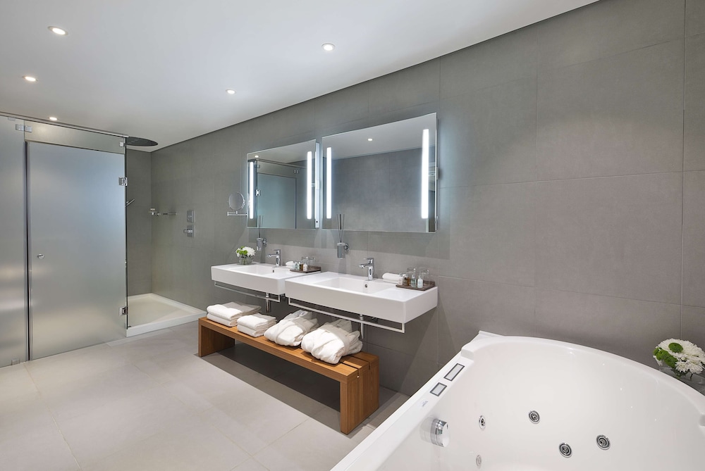 Legend Hotel Lagos Airport Curio Collection By Hilton 30/81