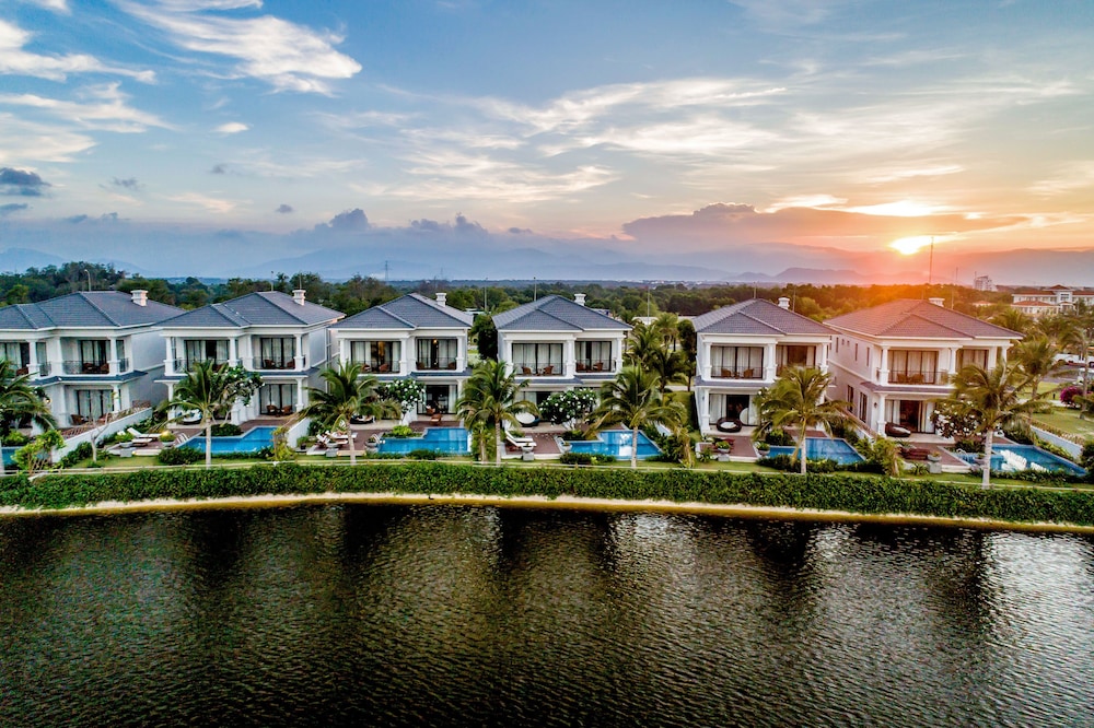 Melia Vinpearl Cam Ranh Beach Resort 72/74