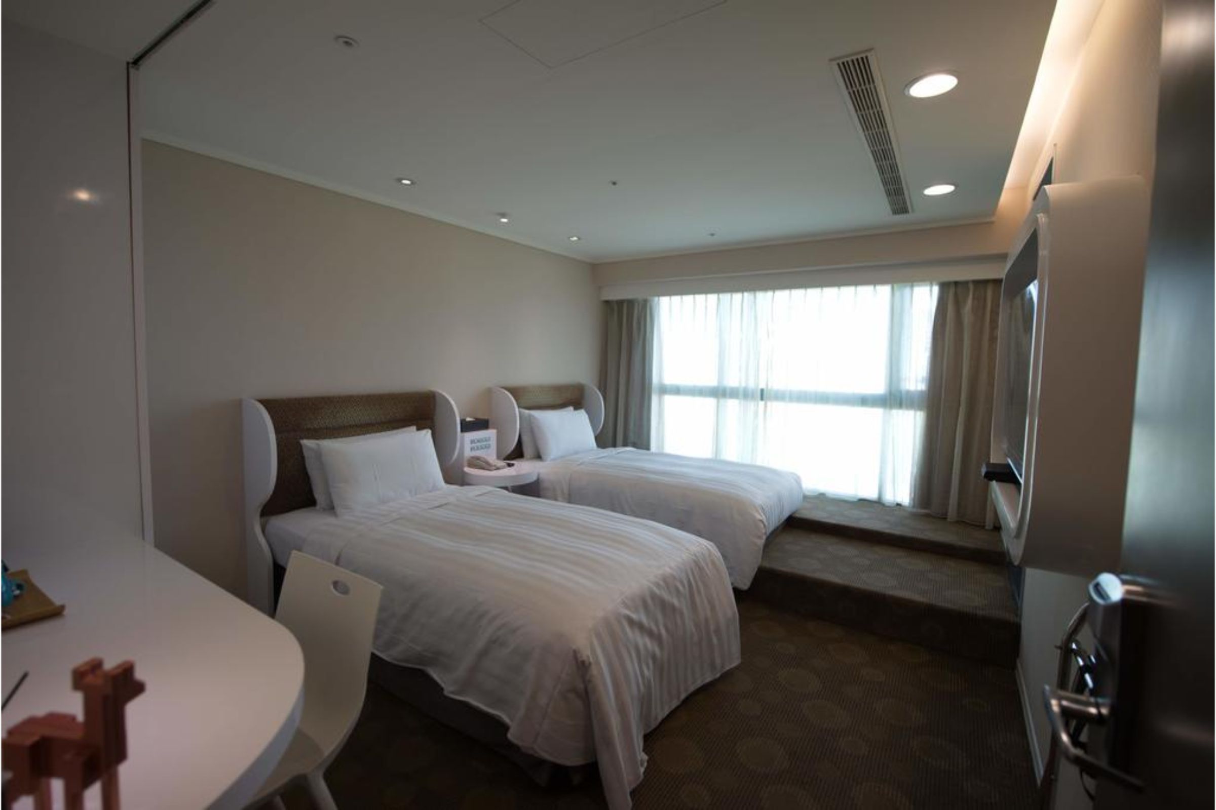 ROOM, TWIN BEDS