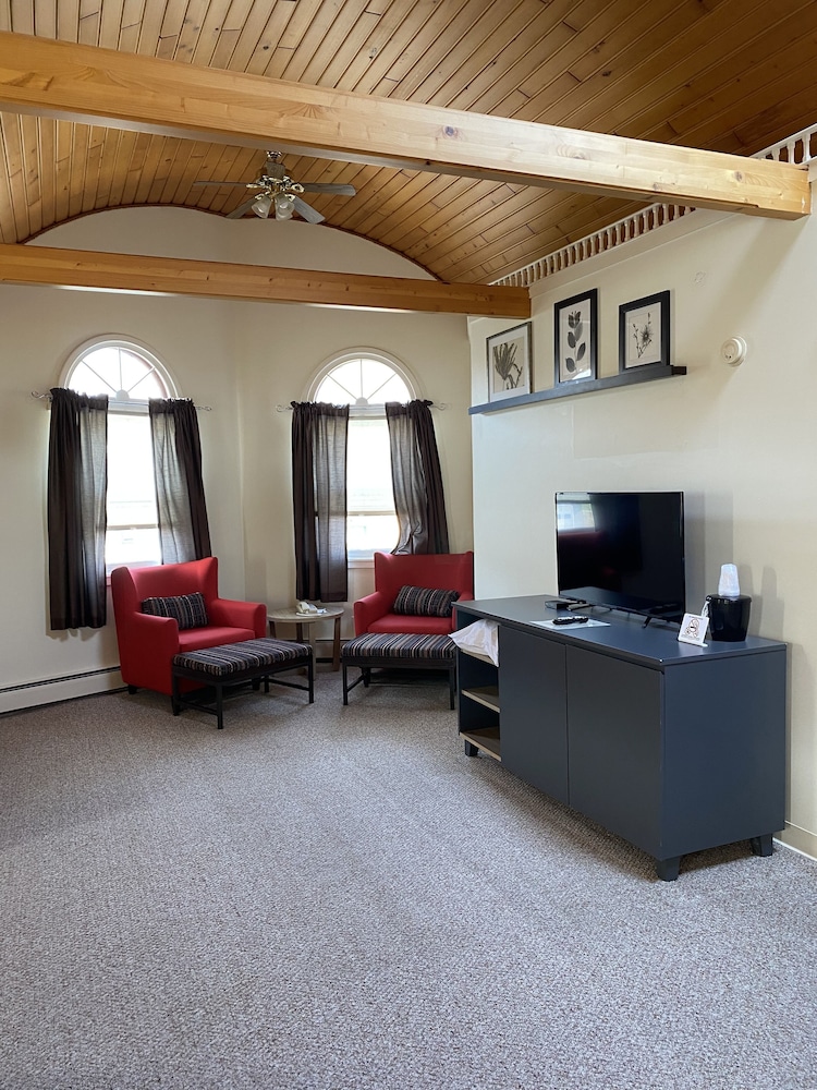 Pictured Rocks Inn & Suites 4/70