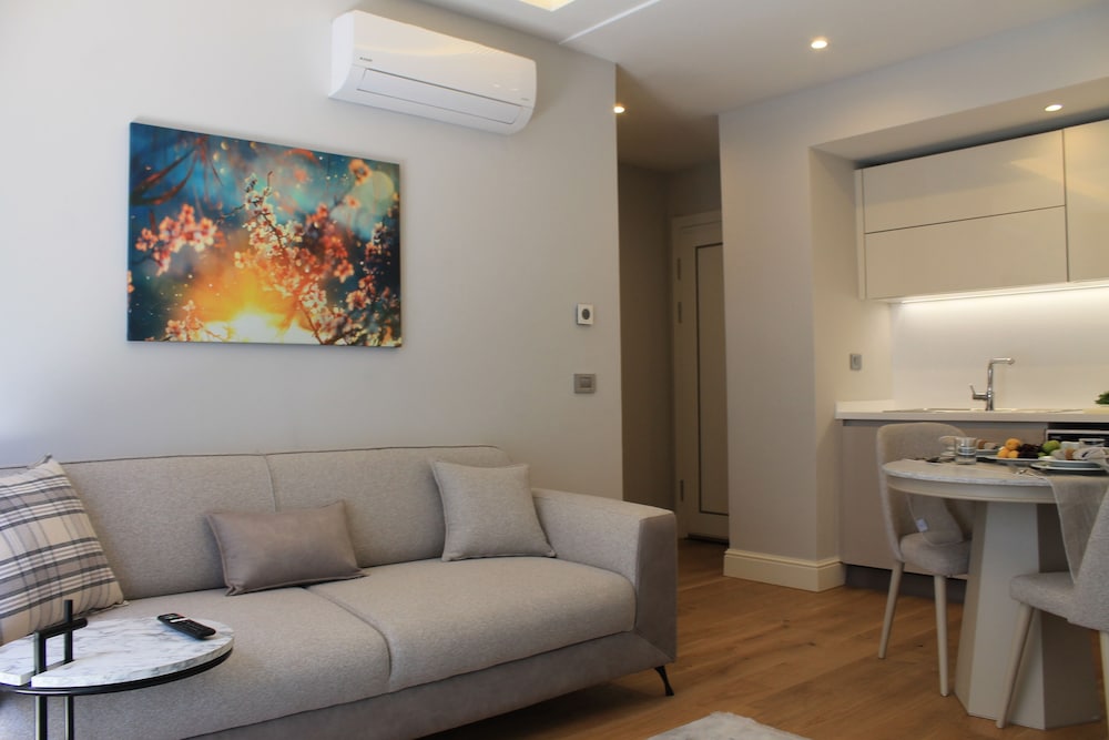 GARLON RESIDENCE 38/56