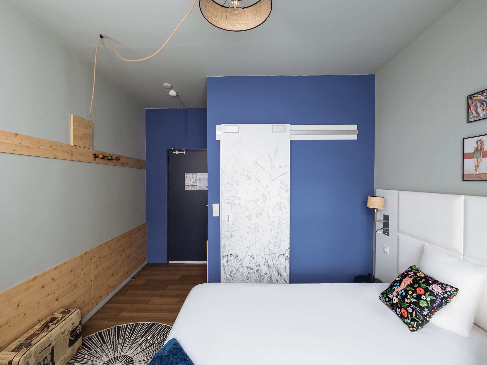 POP, DOUBLE OR TWIN BED, NO ELEVATOR