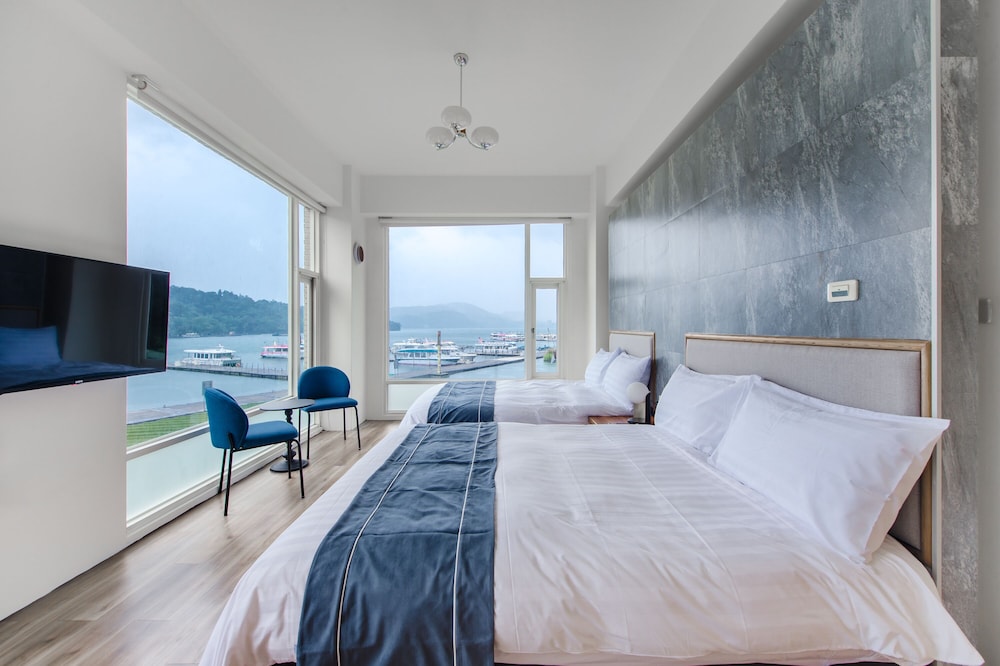 ROOM, QUADRUPLE, LAKE VIEW