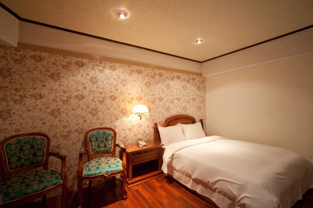 Champagne Hotel 13/36