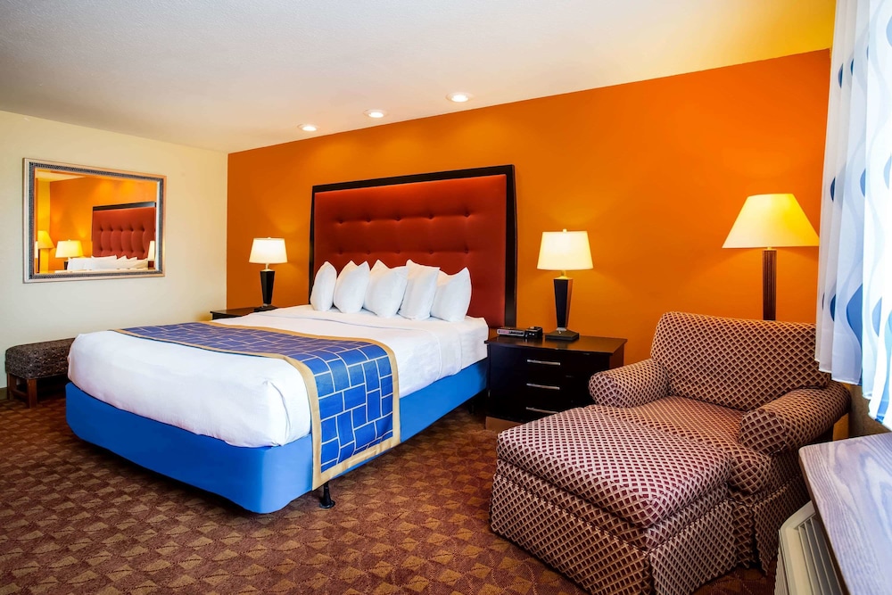 Days Inn & Suites by Wyndham Stevens Point 17/33