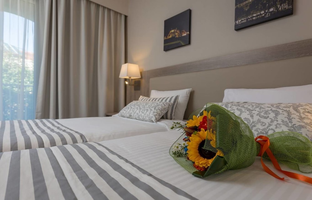 Acharavi Beach Hotel 64/84