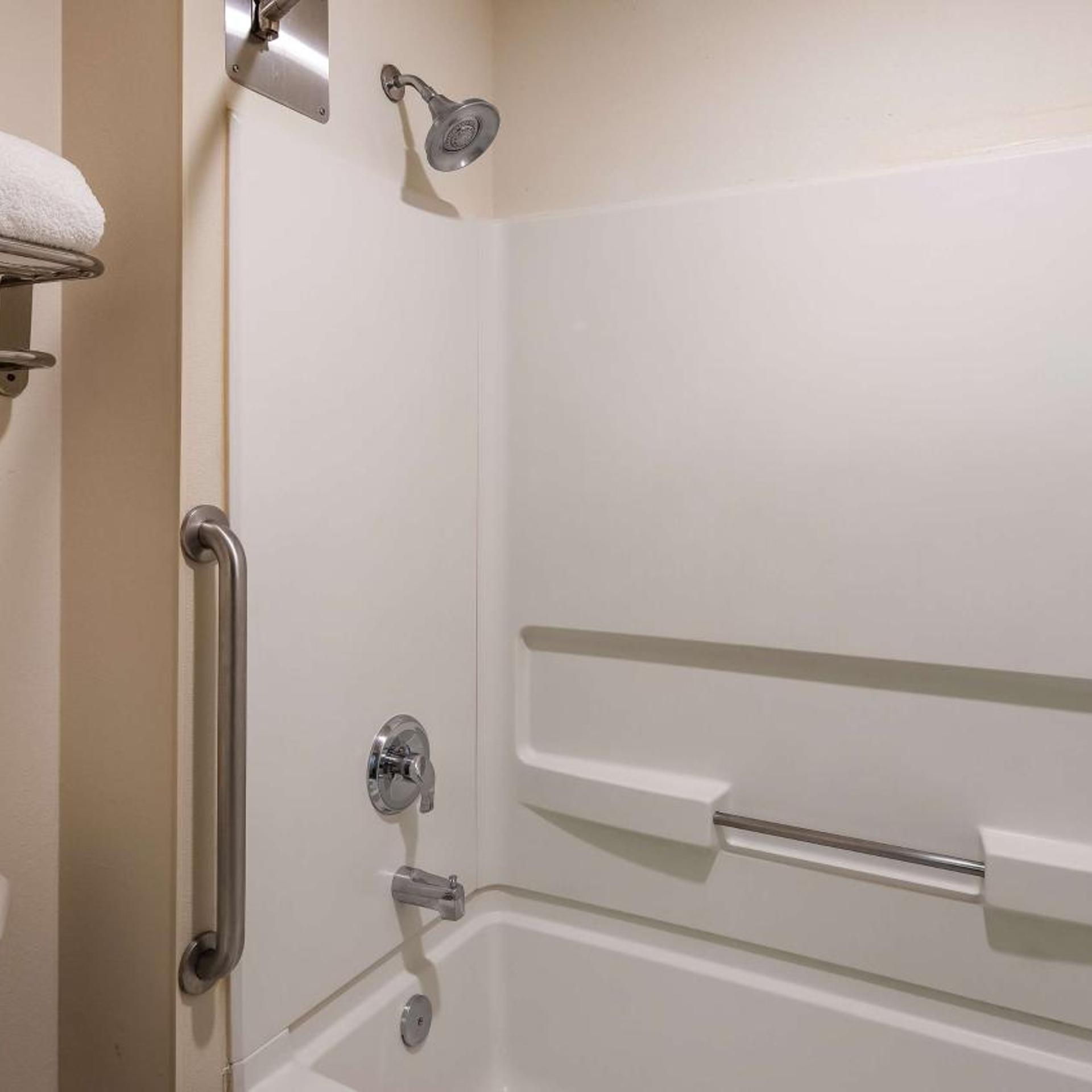 جناح بسرير كوين مع أريكة، Best Western Plus Peoria 2/3