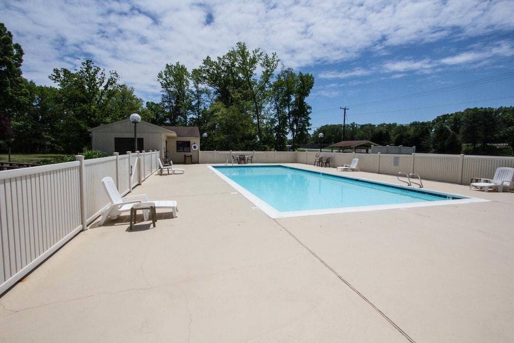 Red Roof Inn & Suites Newport News 28/48