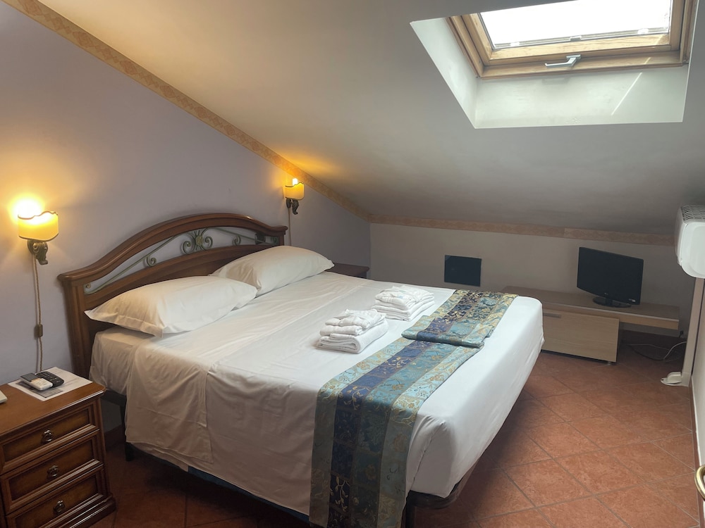 1 Bedroom, Basic, Apartment, Kitchenette, Attic