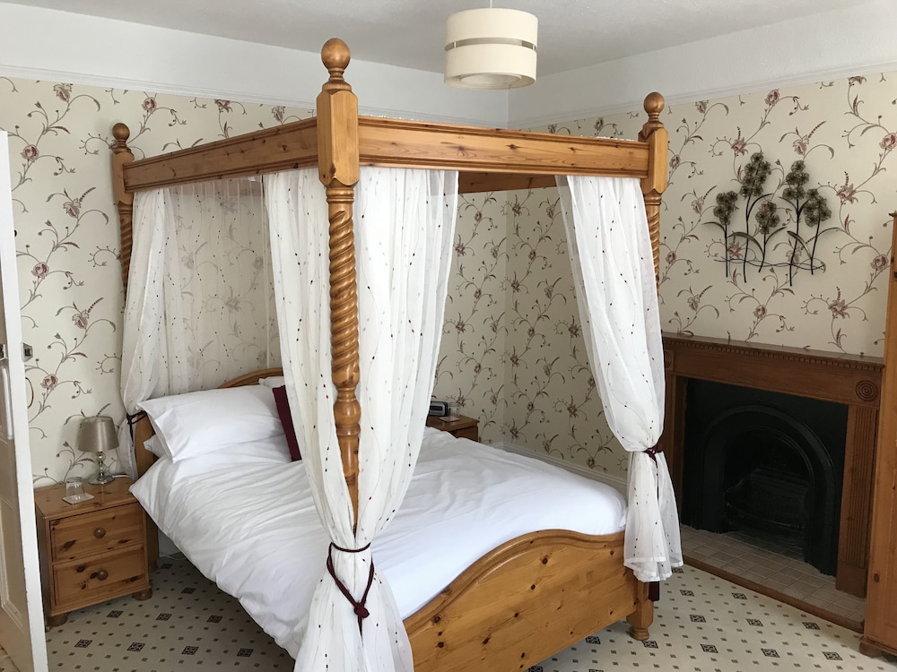Lorna Doone House 20/28