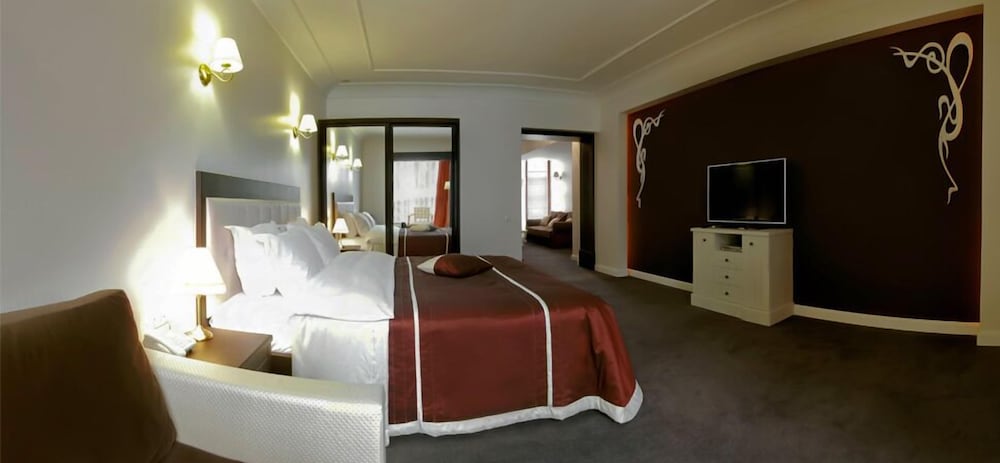 Villa Rossa Hotel 8/34