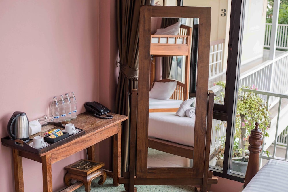 Feung Nakorn Balcony Rooms Cafe 63/79