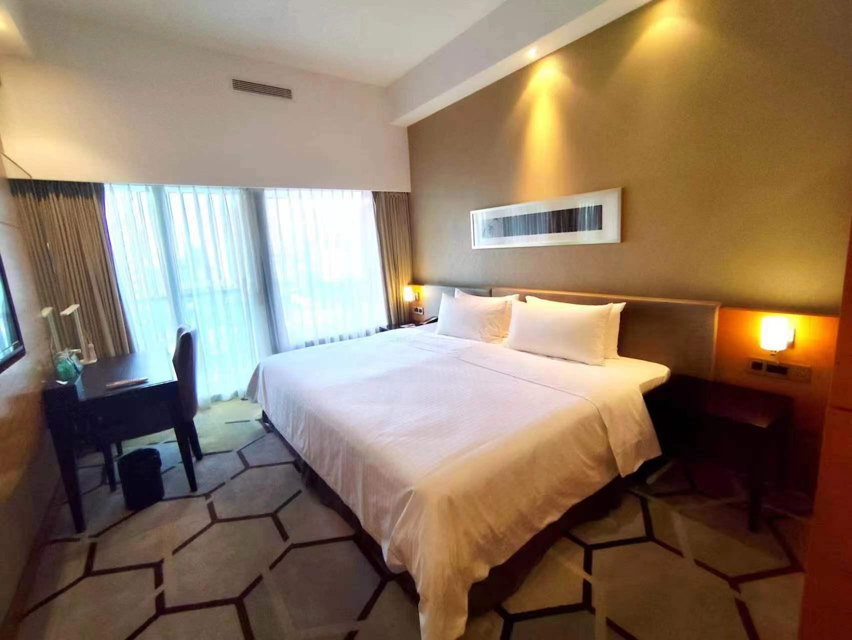 HOLLYWOOD, DOUBLE BED