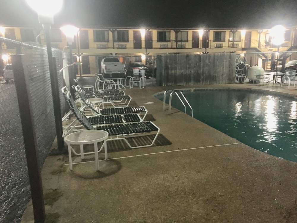 Inn At Mexia 40/64