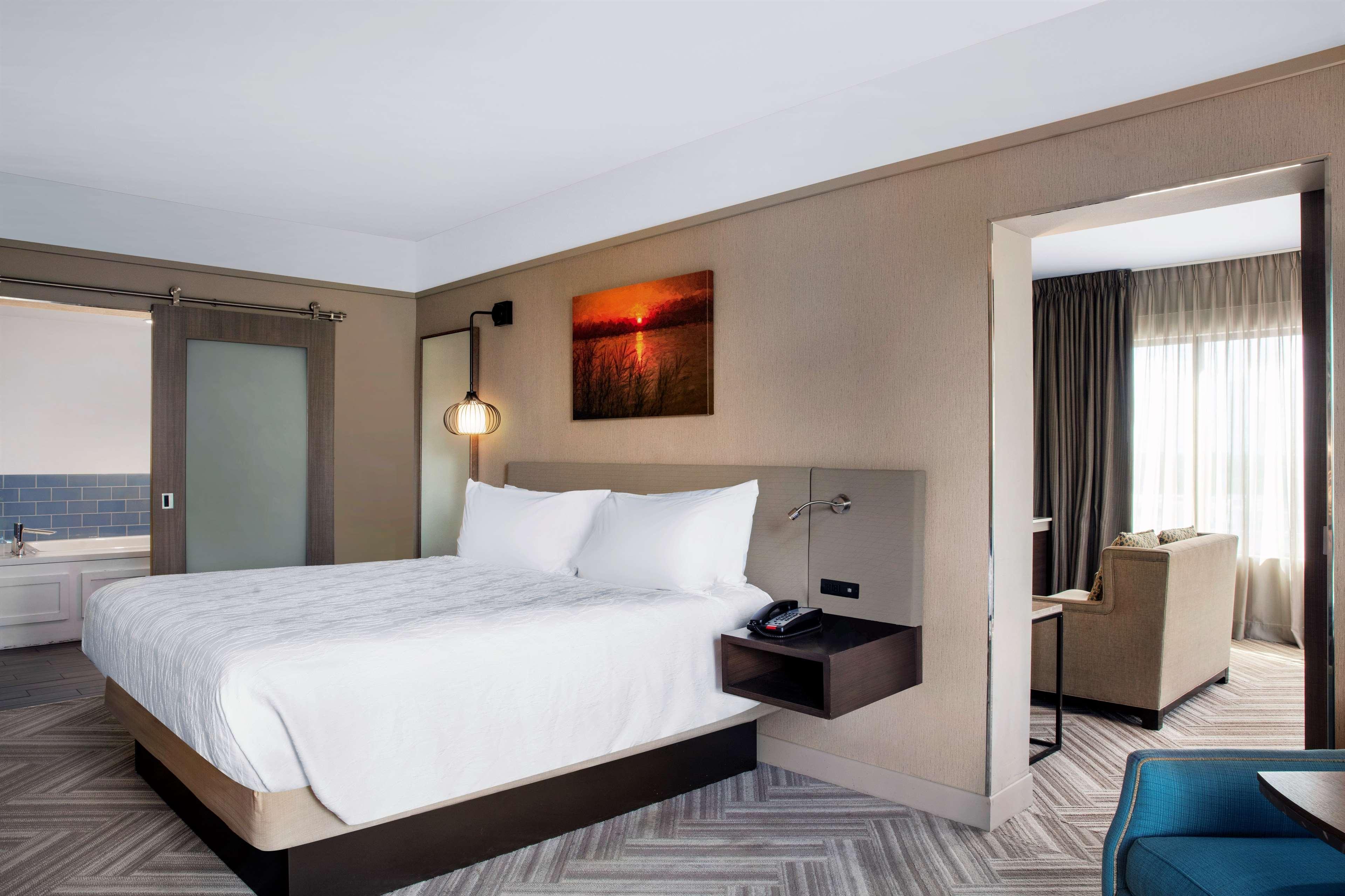 1 BEDROOM, SUITE, KING BED, BALCONY