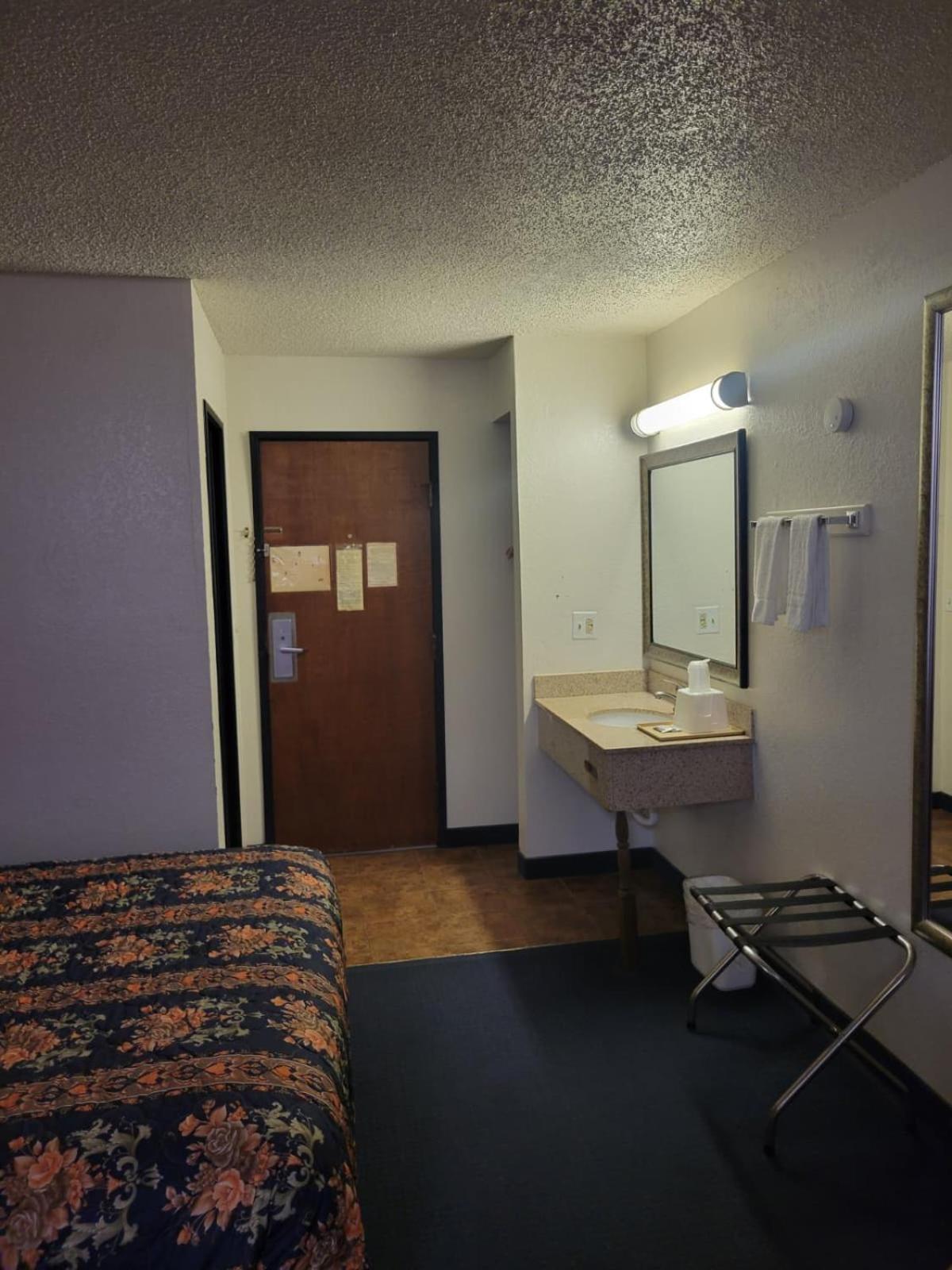 Econo Lodge West 14/14