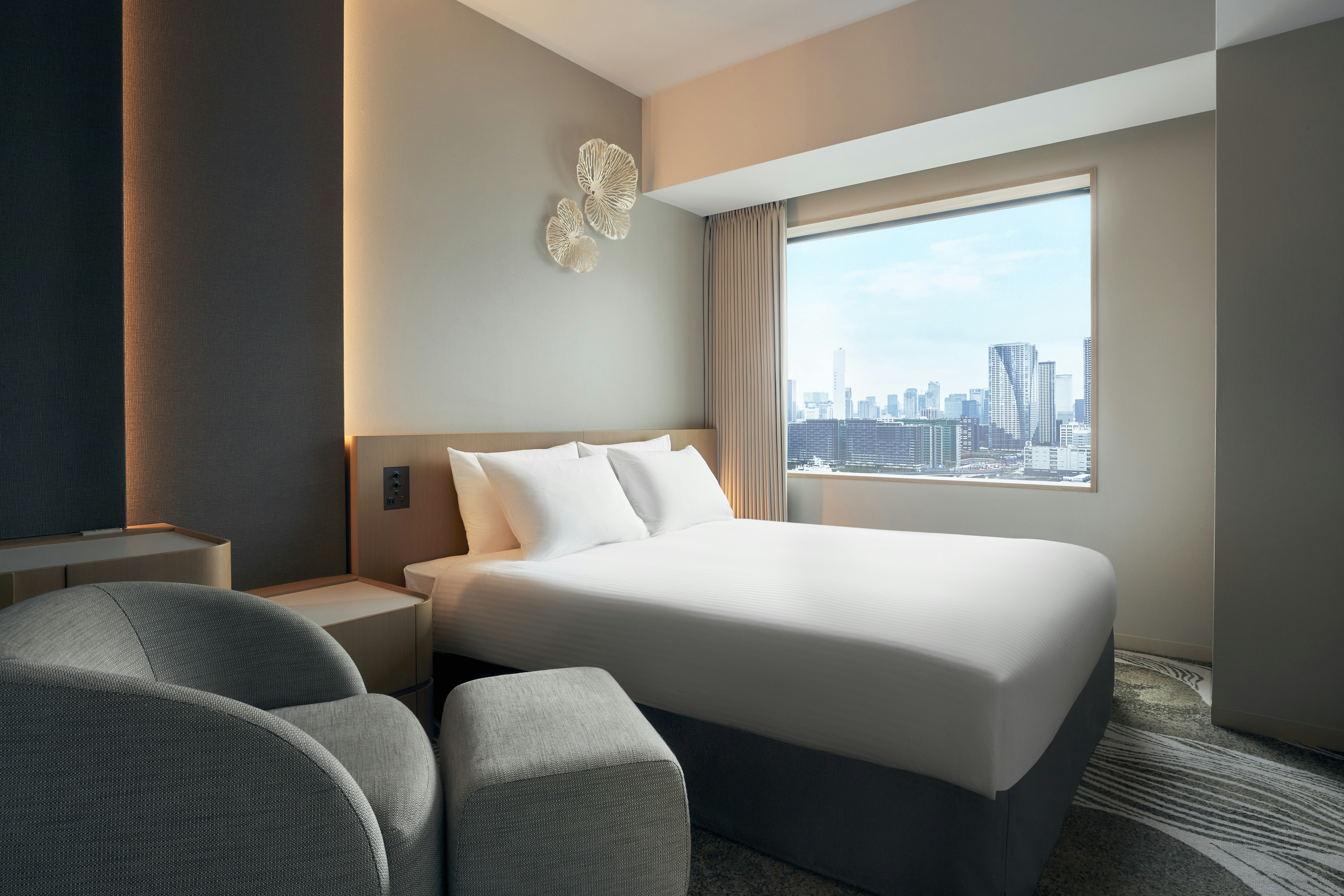 Moderate, Queen Bed