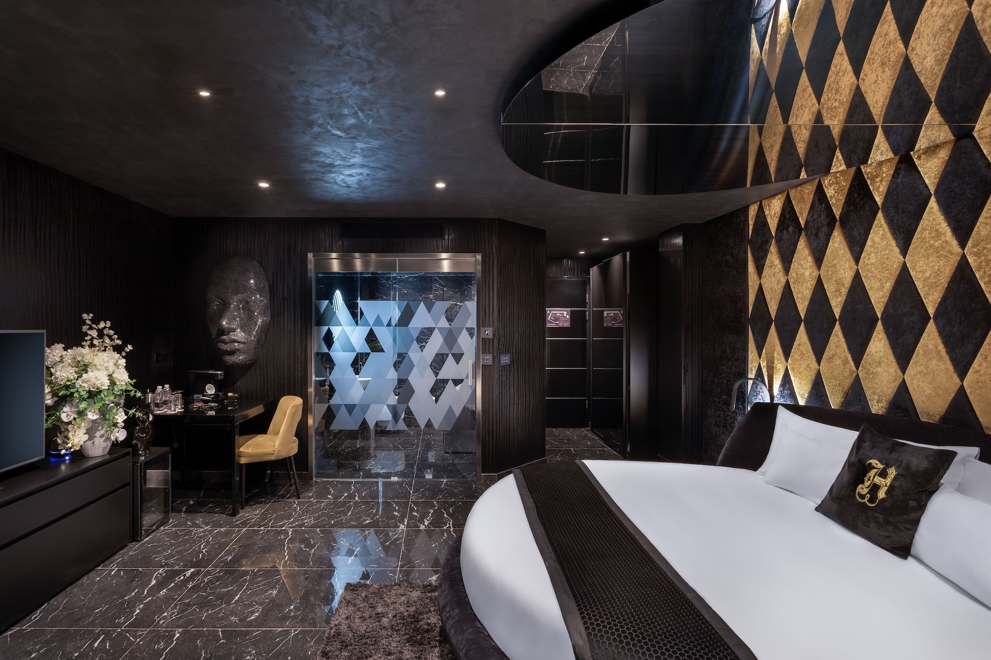 EXECUTIVE, SUITE