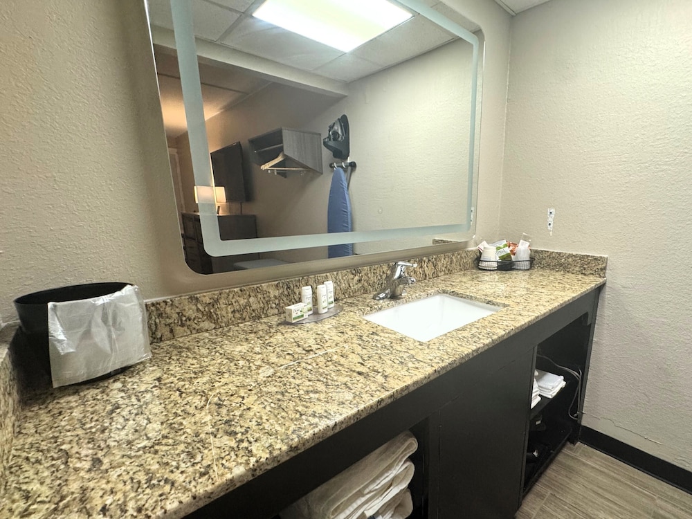 Baymont by Wyndham Corpus Christi Airport 50/50