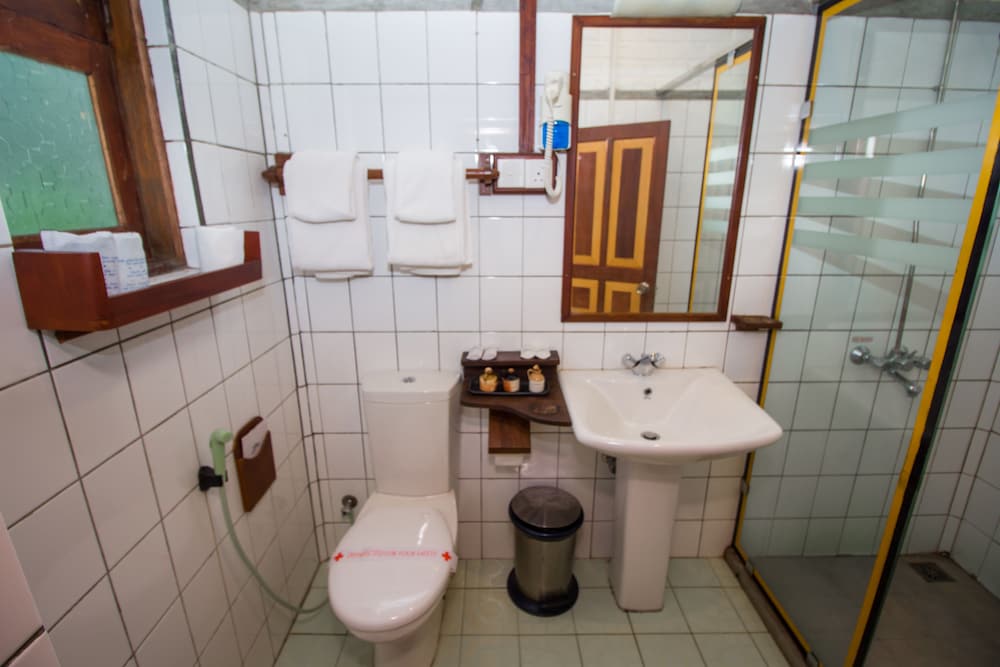 Lake Serenity Boutique Hotel 44/45