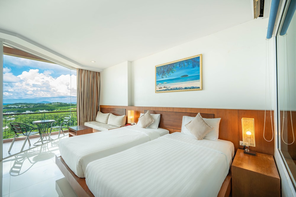 GRAND, DOUBLE OR TWIN BED, SEA VIEW