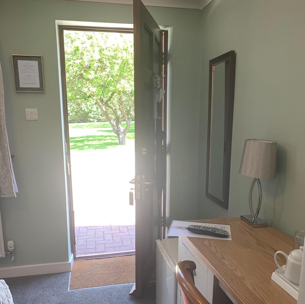 Hope Orchard Bed & Breakfast 45/46
