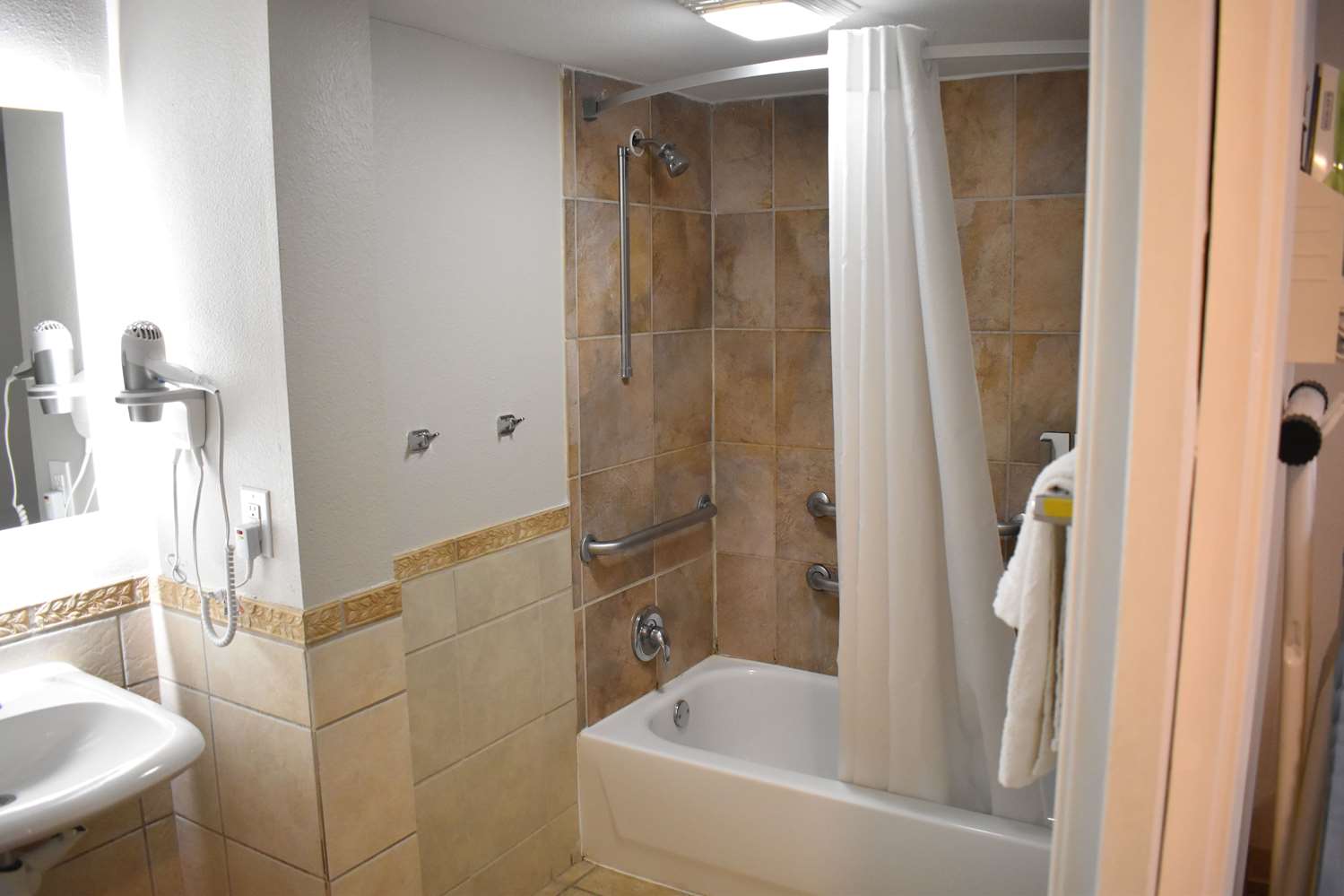 Days Inn by Wyndham San Antonio Alamo/Riverwalk 27/29
