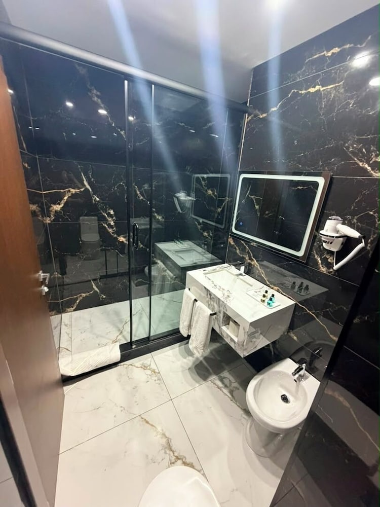 LB Suite Hotel 50/51