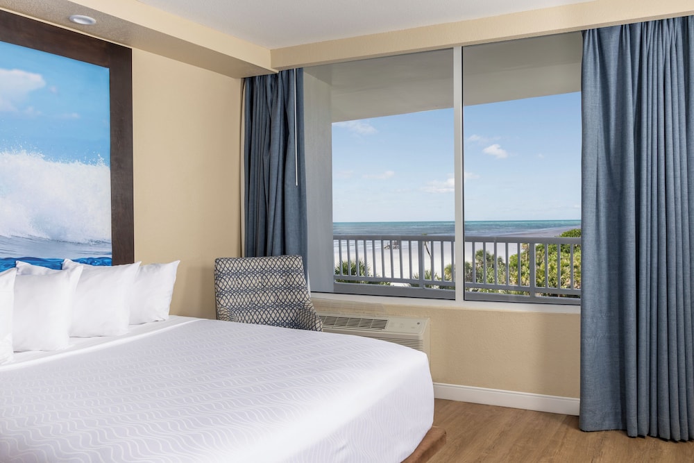 Tower, Standard, King Bed, with View, Kitchenette