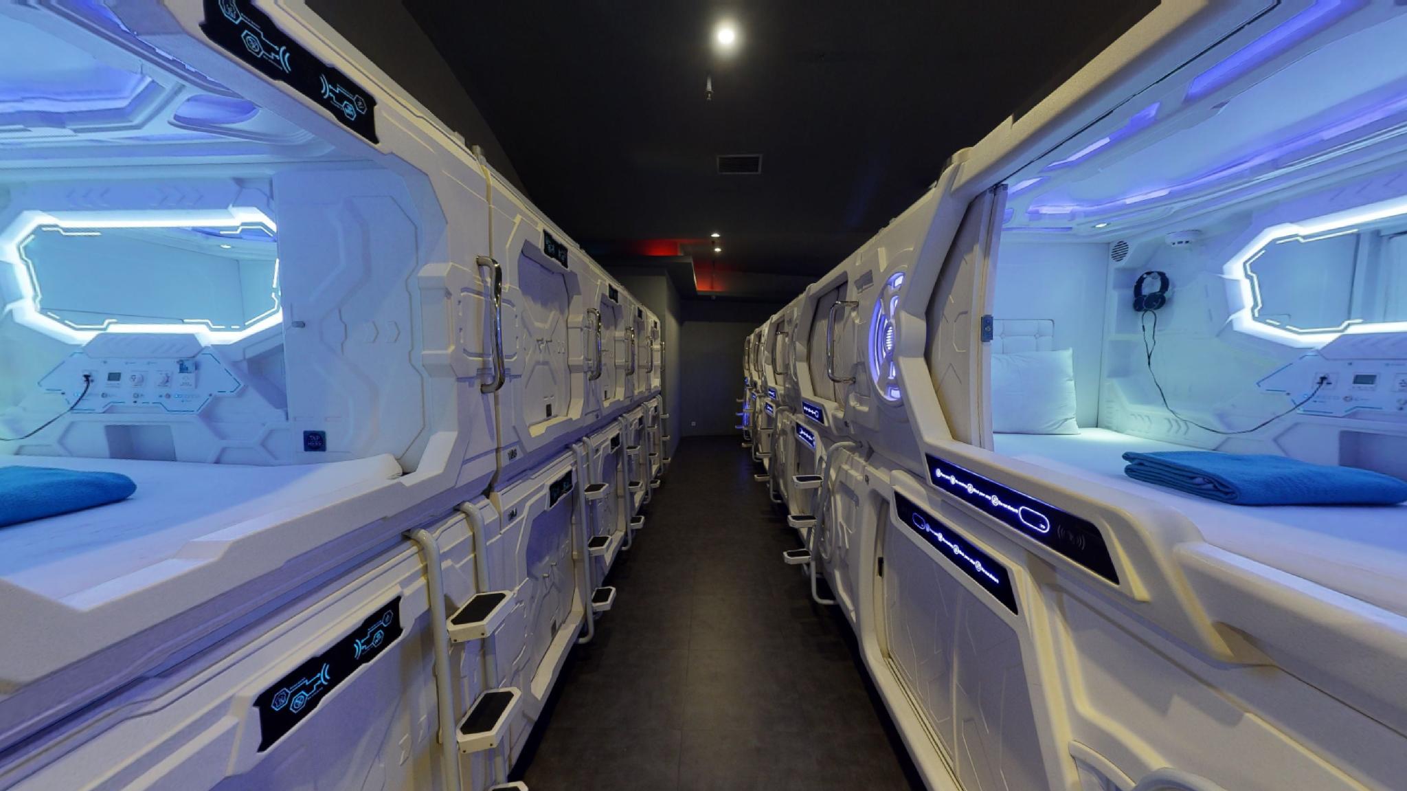 Capsule, Mixed Dorm, Single